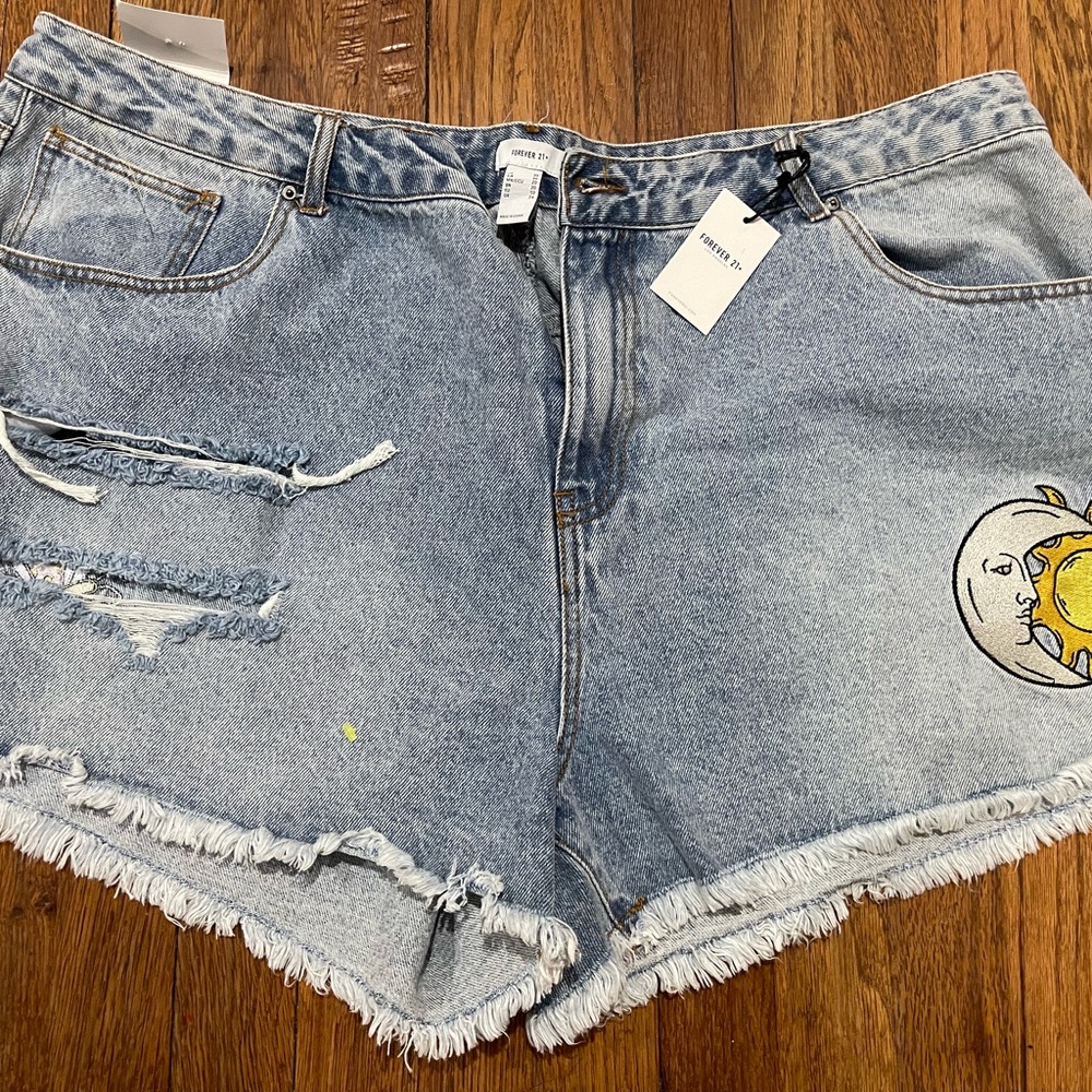 Women’s jeans shorts Light Wash Denim Shorts with Sun Patch